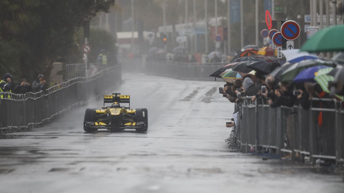 Nico Hulkenberg w samochodzie Renault na Promenadzie Anglików