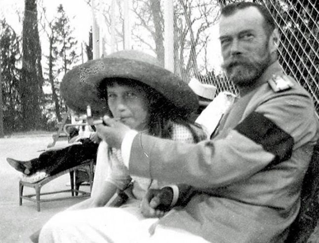 Car Mikołaj II jak widać był dość wyrozumiałym ojcem. Na zdjęciu pozwala swojej córce, Anastazji, palić papierosa.