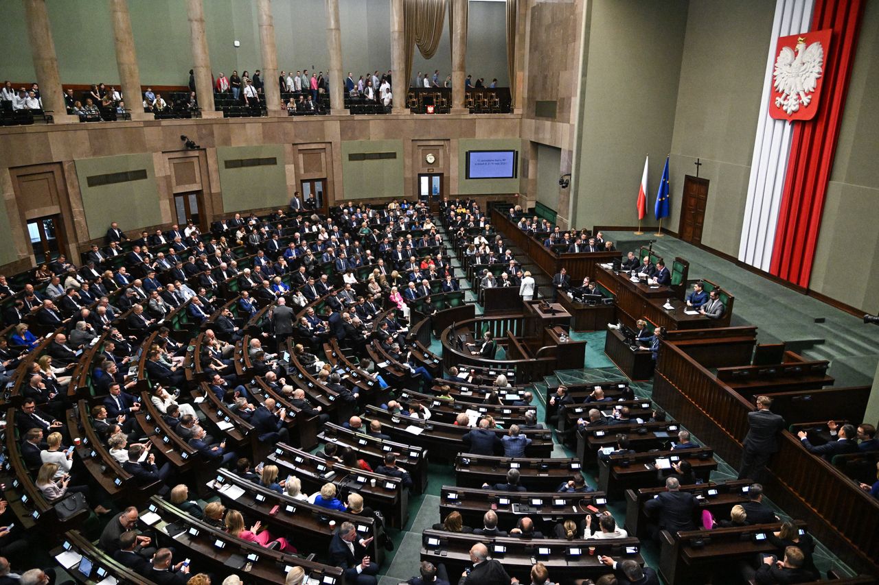 KO wciąż przed PiS. Oba ugrupowania tracą jednak poparcie