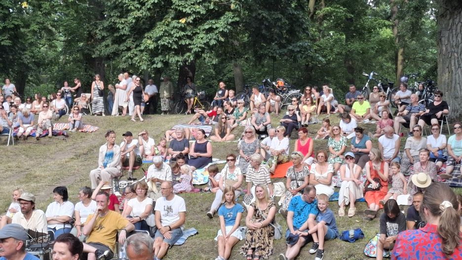 Tłumy na koncercie Kraków Street Band w skierniewickim parku