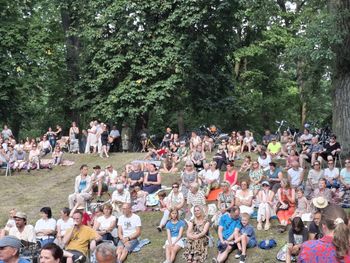 Tłumy na koncercie Kraków Street Band w skierniewickim parku