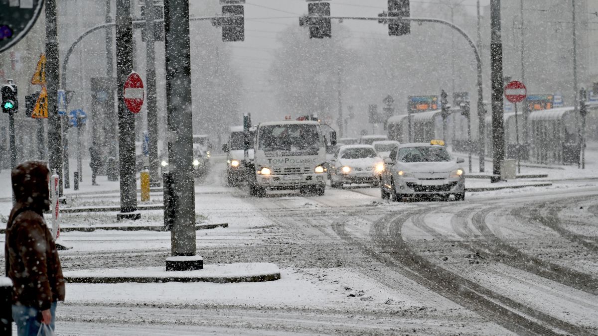 Opady śniegu utrudniają warunki na drogach