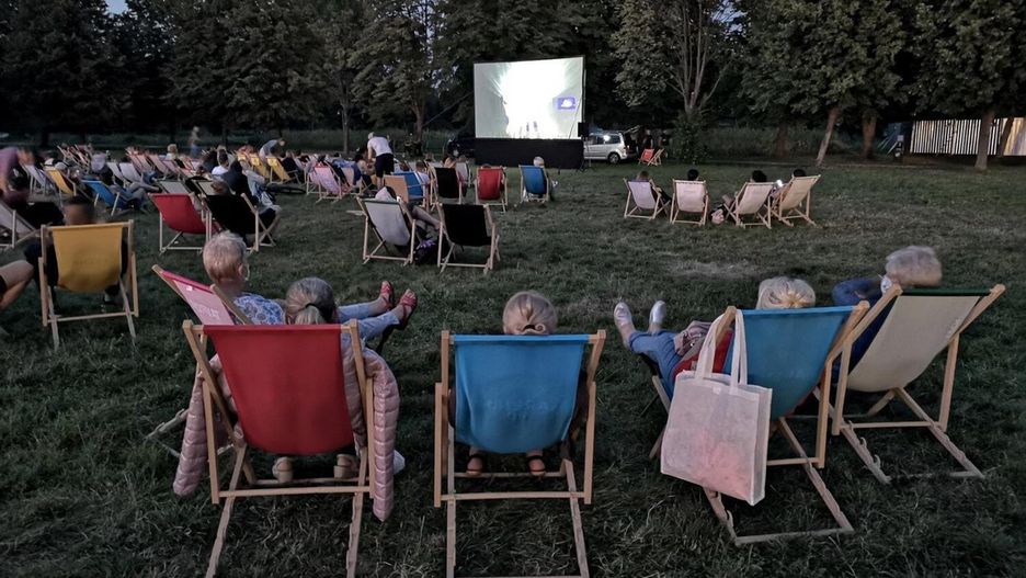 Kino Plenerowe to doskonały pomysł na rozrywkę w letnie wieczory.