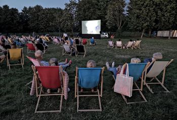 Grodzisk Wielkopolski: Film, leżaki i niezapomniana atmosfera. CK Rondo zaprasza na seans kina plenerowego