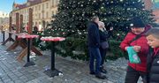 Wrocław: Selfie z choinką, a w tle syf po sobotniej imprezie