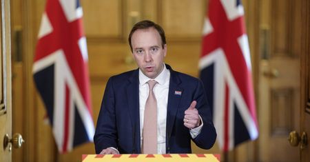 Koronawirus. Wielka Brytania przeprowadzi test szczepionki na ludziach