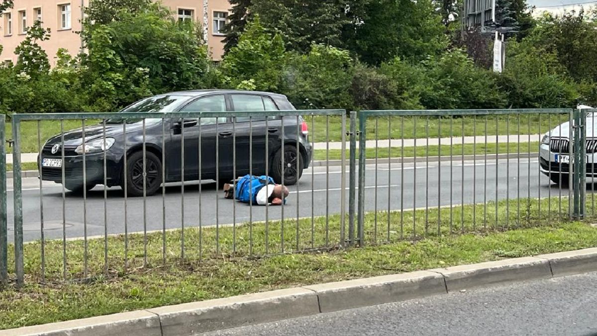 Pijany mężczyzna położył się na jednym z pasów ruchu na jezdni