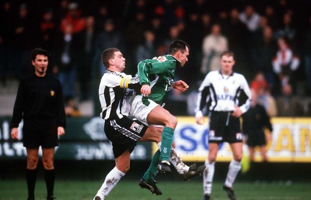 Mirosław Waligóra (w zielonej koszulce) w barwach Lommel SK (źródło: Tim De Waele/Getty Images).
