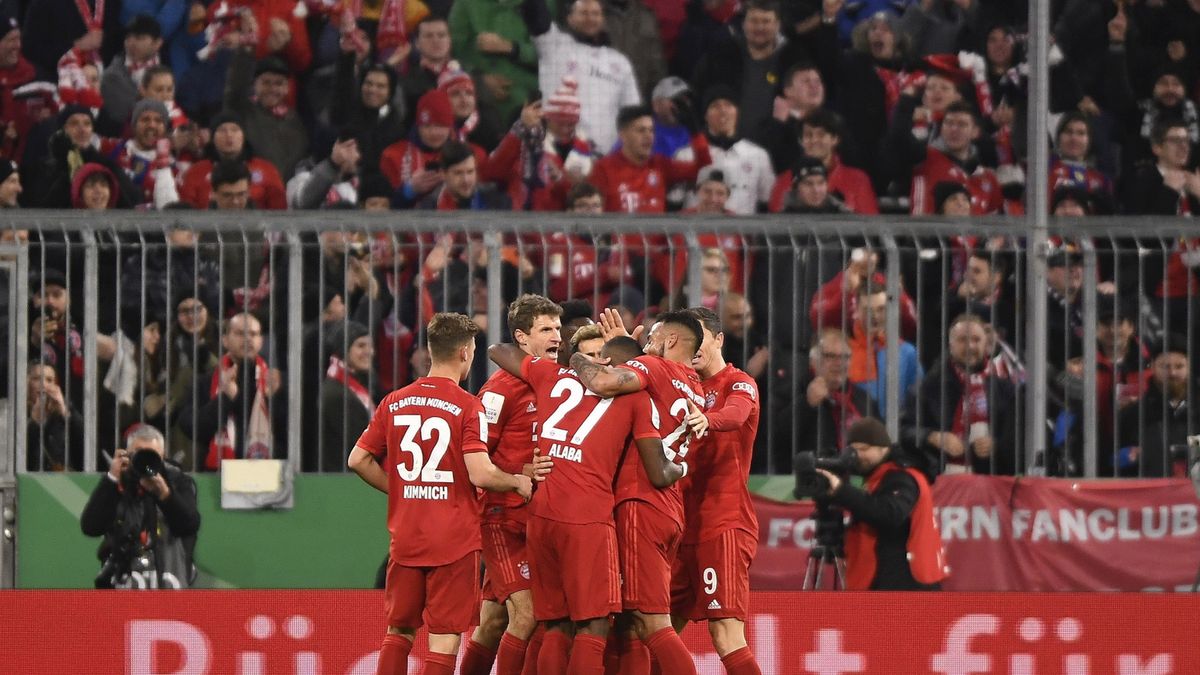 piłkarze Bayernu Monachium cieszą się z bramki