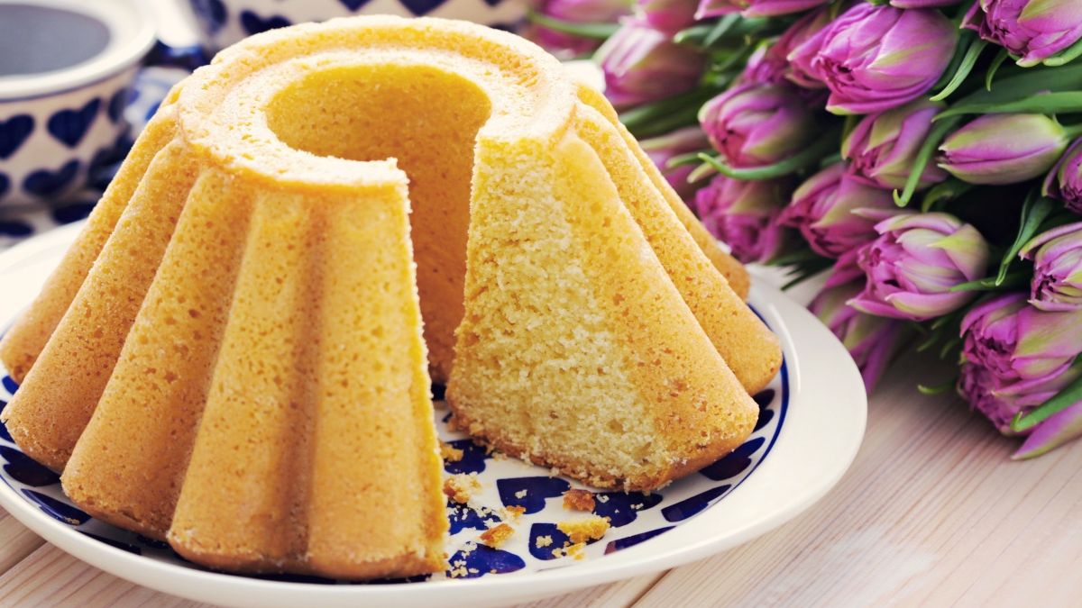 Babka z olejem i masłem jest puszysta i wilgotna