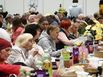 Miejskie śniadanie wielkanocne 2026 w hali Expo Łódź. W świąteczną niedzielę zjadło kilkaset osób. Przyszedł też kardynał Krajewski