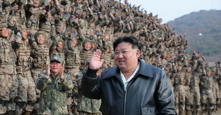 "Przerażający absurd". Kim Dzong Un może rzucić do walki miliony ludzi