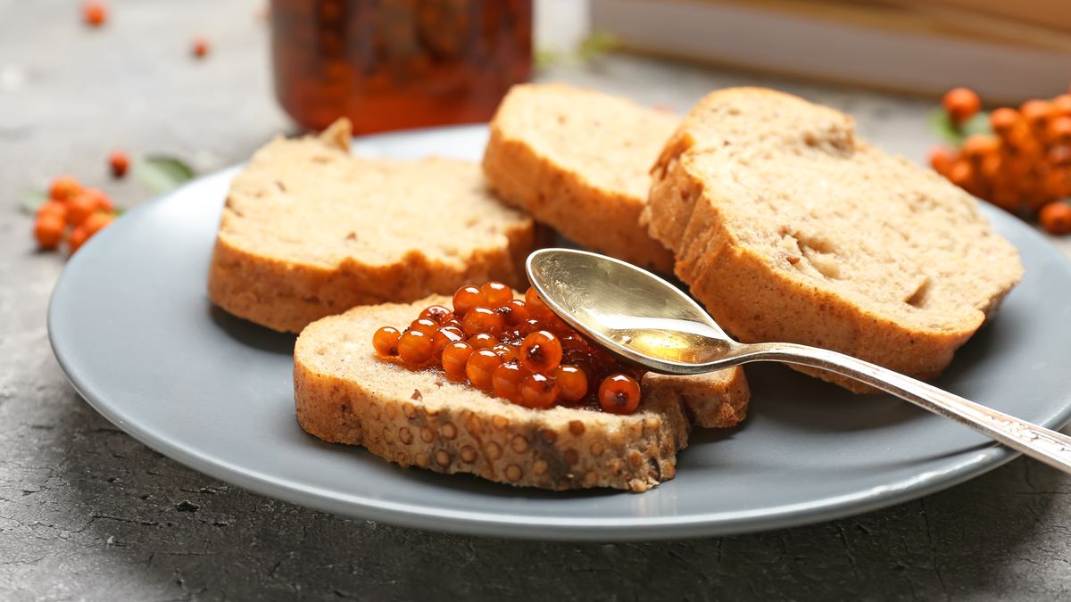 Chleb z konfiturą z jarzębiny