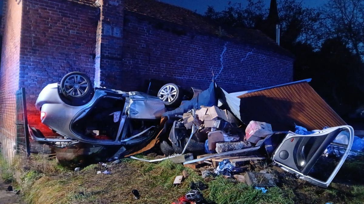 Wonieść: Pijany uderzył w ogrodzenie, garaż i ścianę budynku. Zakończył dachowaniem