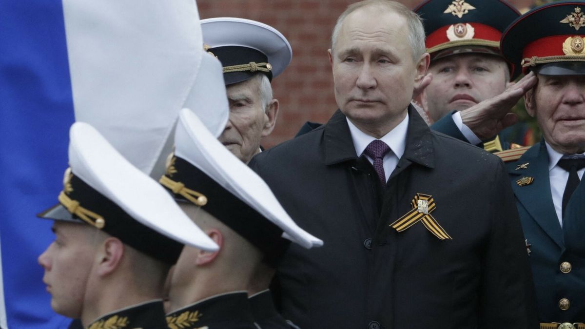 Defilada wojskowa z okazji Dnia Zwyci?stwa w MoskwieRussian President Vladimir Putin attends a flower-laying ceremony at the Tomb of the Unknown Soldier after the Victory Day military parade in Moscow on May 9, 2021. - Russia celebrates the 76th anniversary of the victory over Nazi Germany during World War II. (Photo by Mikhail Metzel / SPUTNIK / AFP)MIKHAIL METZEL