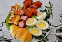 Każdy wkłada do wielkanocnego koszyka. Co symbolizują te produkty?