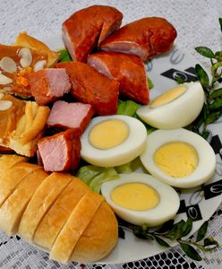 Każdy wkłada do wielkanocnego koszyka. Co symbolizują te produkty?