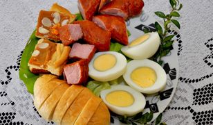 Każdy wkłada do wielkanocnego koszyka. Co symbolizują te produkty?