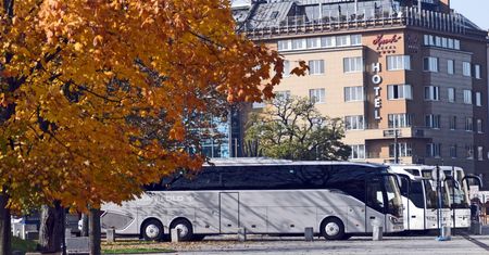 Koronawirus. Pracodawca wykorzystuje lukę w obostrzeniach. "Wożą nas jak bydło"