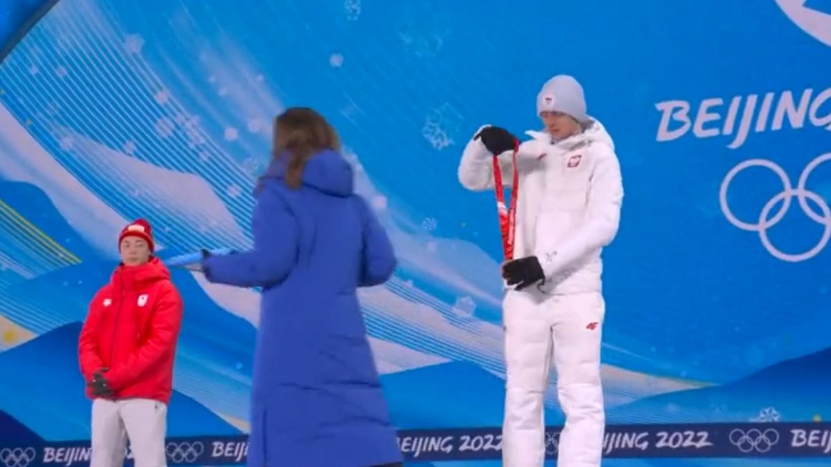 Twitter / TVP Sport / Na zdjęciu: Dawid Kubacki po odebraniu brązowego medalu olimpijskiego