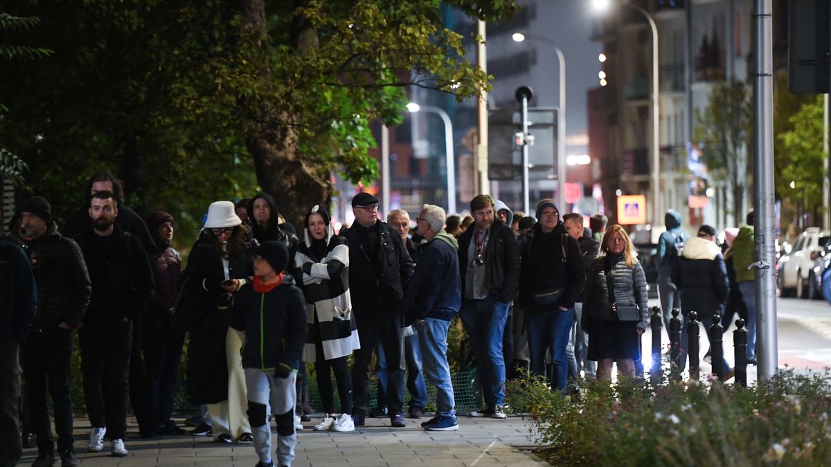 kolejka do g�osowania
Warszawa, 15.10.2023. Wybory parlamentarne 2023. Kolejka wyborc�w oczekuj�cych na oddanie g�osu w  Okr�gowej Komisji Wyborczej nr 33 przy ulicy Ludnej w Warszawie, 15 bm. Trwa g�osowanie w wyborach parlamentarnych i towarzysz�cym im referendum. Do jego zako�czenia obowi�zuje cisza wyborcza i referendalna. (amb) PAP/Piotr Nowak
Piotr Nowak
g�osowa�, g�osowanie, g�osuje, komisja wyborcza, lokal wyborczy, polityk polityka, wybory parlamentarne 2023