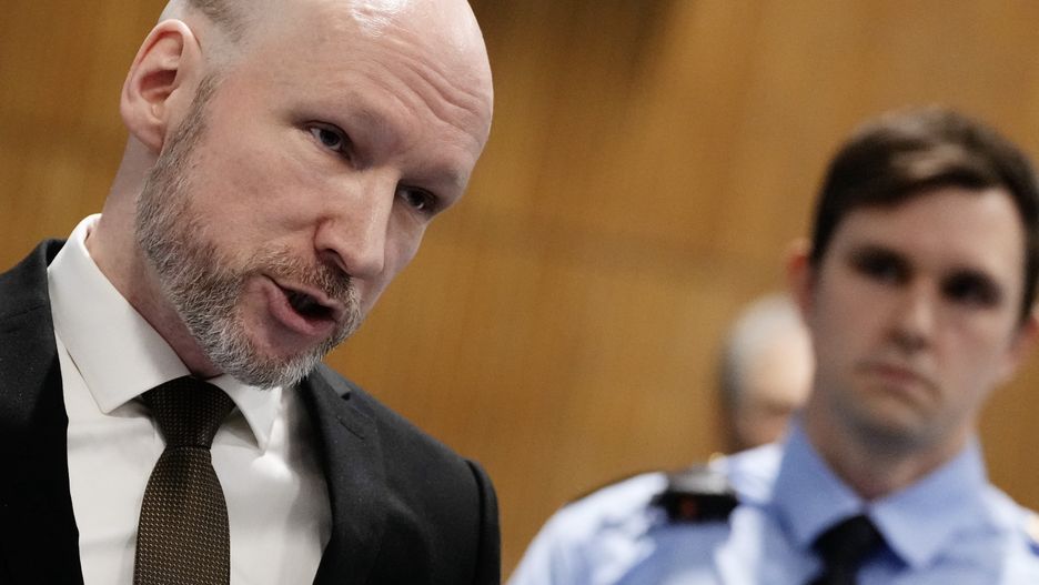 Anders Behring Breivik arrives for the first day of his second parole petition hearing in the Ringerike, Asker and Barum District Court's, in a gymnasium in Ringerike prison, Tyristrand, Norway, 19 November 2024. Fjotolf Hansen, born Anders Behring Breivik, was sentenced the year after the terrorist attacks against Oslo and Utoya on 22 July 2011, to 21 years in prison with a minimum term of 10 years. 77 people lost their lives in the attacks. EPA/BEATE OMA DAHLE NORWAY OUT Dostawca: PAP/EPA.