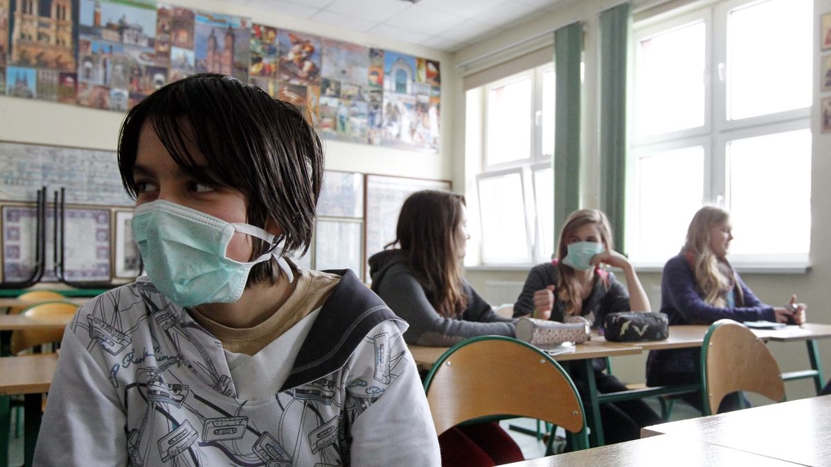 Wiele szkół zastrzega, że odeśle do domu każde dziecko, które zdradza objawy jakiejkolwiek choroby