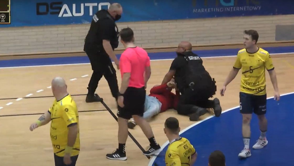 YouTube / Kibic zaatakował sędziego