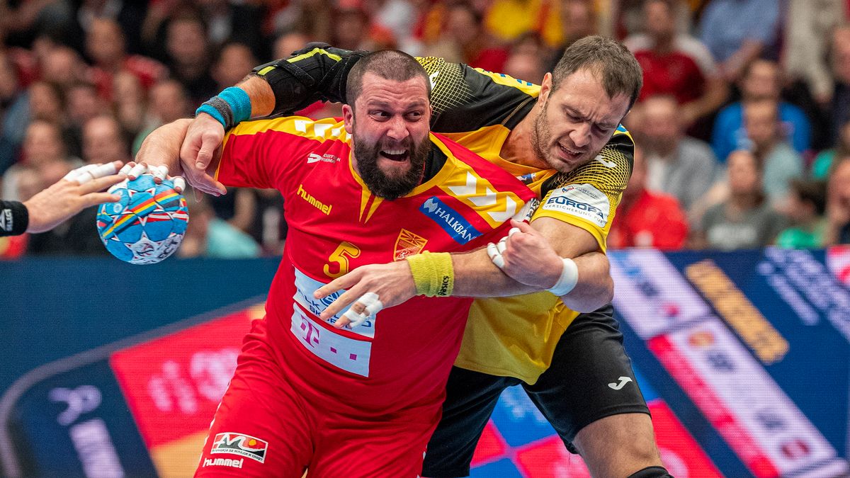 PAP/EPA / VALDRIN XHEMAJ / Na zdjęciu: Stojancze Stoiłow (z lewej) i Dmytro Doroszczuk (z prawej)