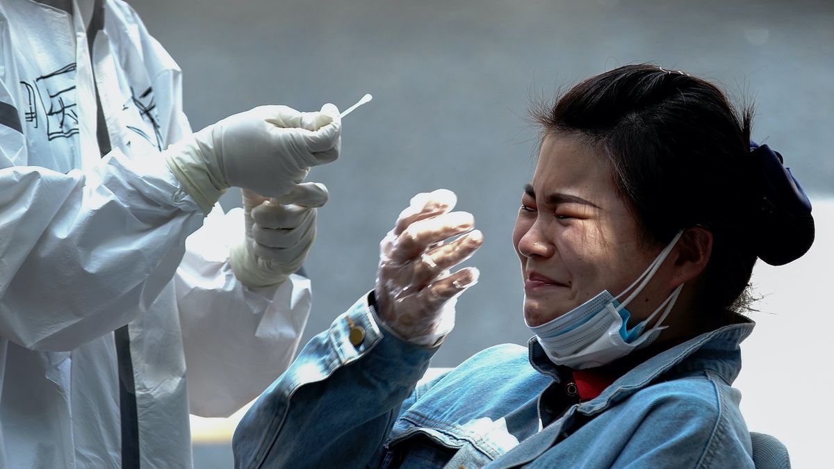 Służby medyczne zamieniły centrum sportowe w Pekinie w wielki punkt pobierania materiału do testów na obecność koronawirusa