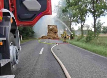 Sławocin: Koszmar na drodze. Pożar beli słomy na przyczepie