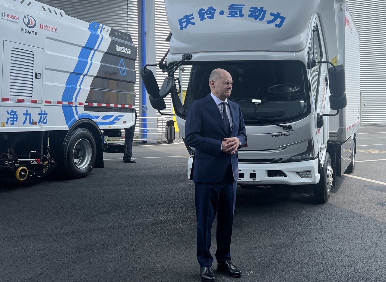 Olaf Scholz at Bosch's hydrogen drive factory in China