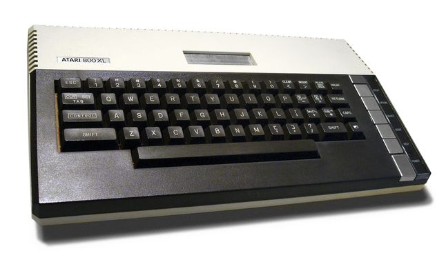 Atari 800XL z charakterystycznym slotem kartridźa na górnej części obudowy. Stylistyką nawiązywało do produktów firmy Bang & Olufsen. Zdjęcie: Wikipedia.