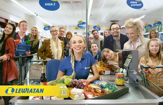„Do Lewiatana jeden krok” w musicalowej reklamie sklepów Lewiatan (wideo)