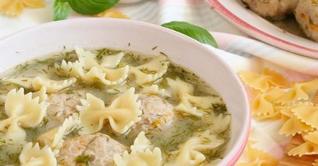 Zupa koperkowa z marchewkowymi pulpetami i makaronem