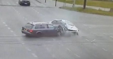 Łódź. 16-latka walczy o życie. Kierowca audi staranował auto