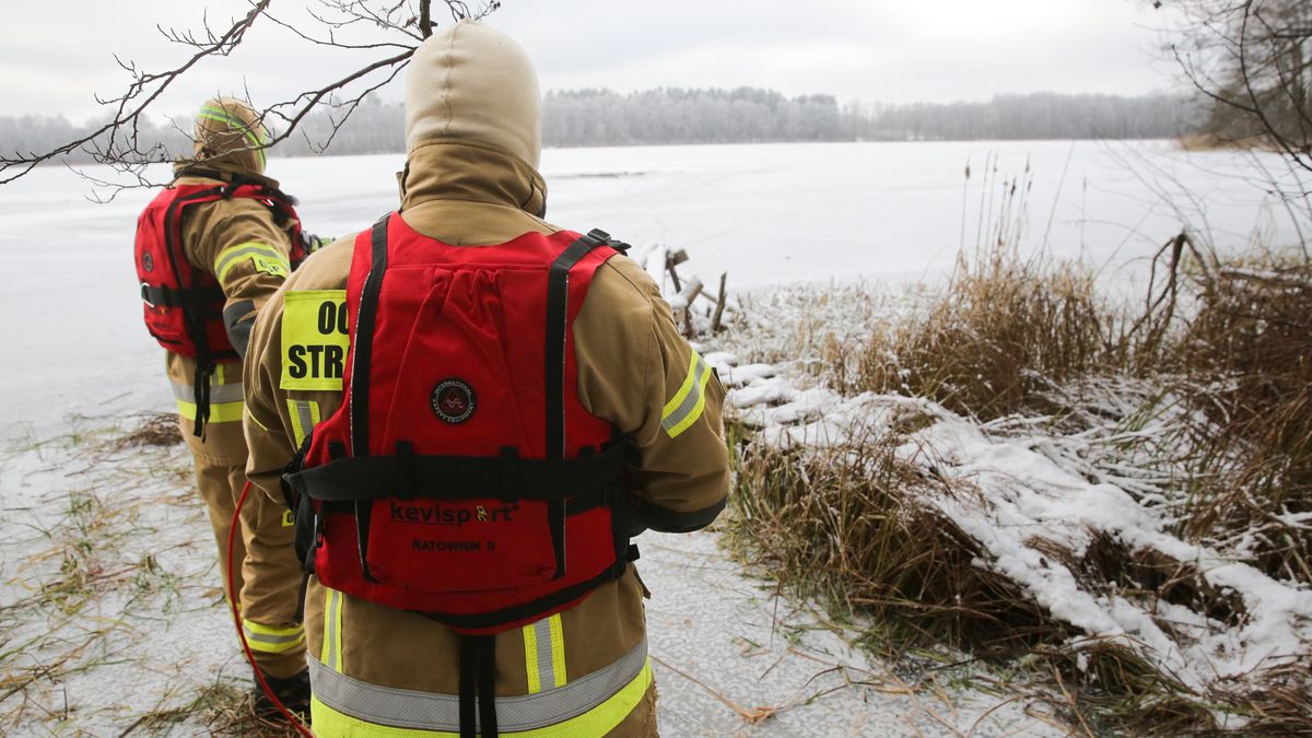 s�u�by na miejscu zdarzenia
Tomasz Waszczuk
gil ma�y, jezioro, l�d, poszukiwania, slu�by, w�dkarza, za�ama� si�, akcja poszukiwawcza, mr�z, w�dkarz, zima, OSP, PSP, stra� po�arna