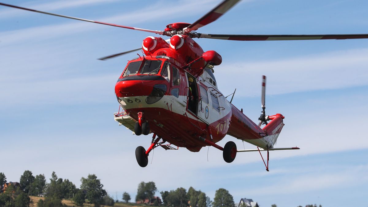 Zakopane, 02.08.2023. Śmigłowiec TOPR ląduje w Zakopanem, 2 bm. Ratownicy przetransportowali ciało turysty. Do śmiertelnego wypadku doszło w rejonie Rysów w Tatrach. Turysta odpadł z łańcuchów w okolicach Grzędy i spadł kilkanaście metrów ponosząc śmierć na miejscu. (mr) PAP/Grzegorz Momot ***Zdjęcie do depeszy PAP pt. Tatry: Śmiertelny wypadek w rejonie Rysów***
