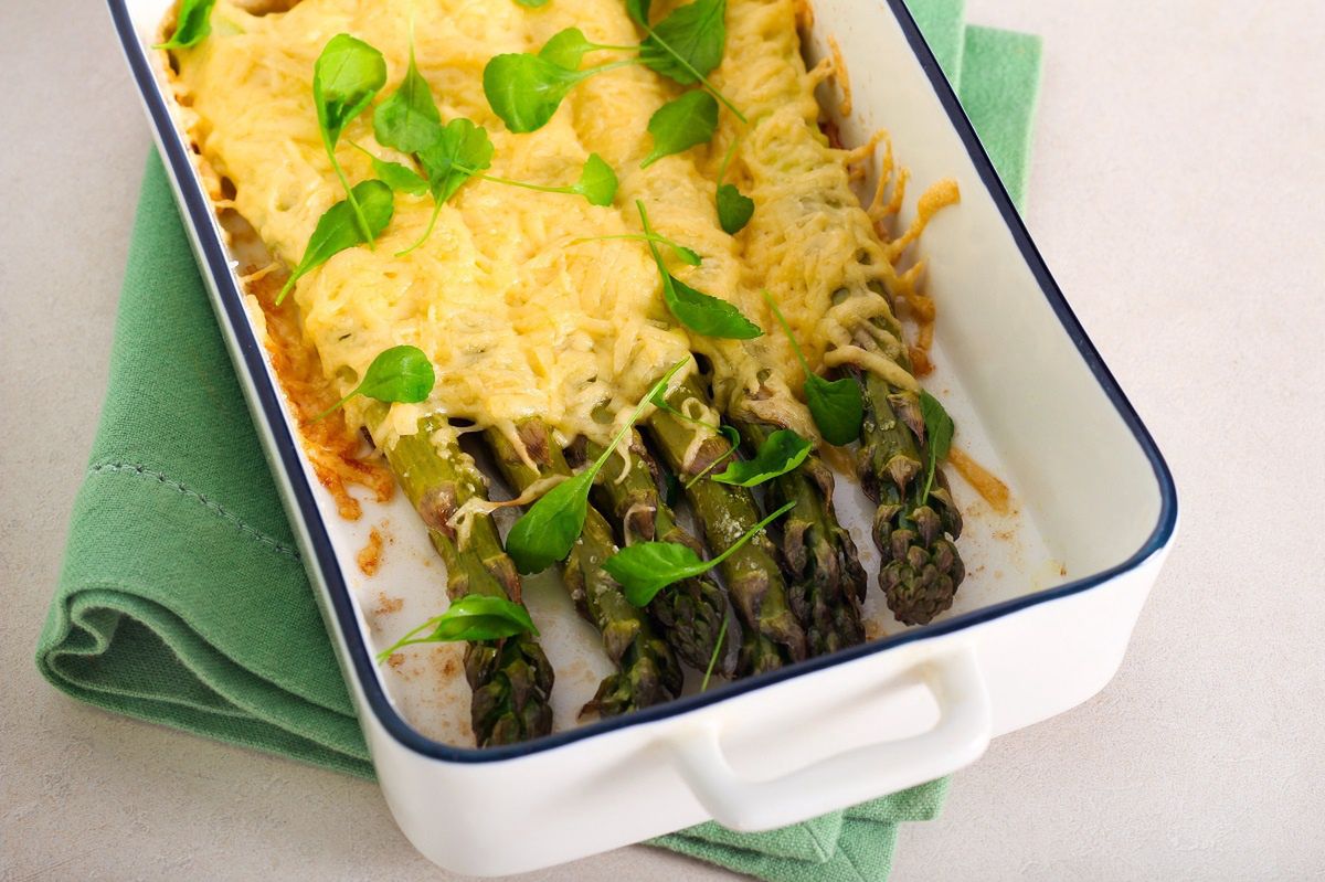 Grandma's baked asparagus with cheese: A tasty meal in minutes