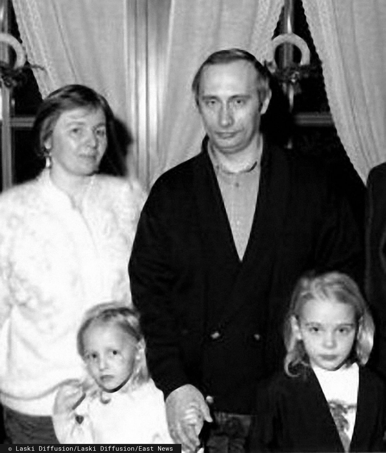 Wojtek Laski - r�?neFot. Laski Diffusion / East News  Wladimir Putin przyszly premier i prezydent Rosji, wowczas zastepca mera Petersburga z zona Ludmila i corkami: Maria i Jekatarina. Petersburg, 1994 rok.Laski Diffusion