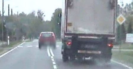 Wyprzedzał na pasach i skrzyżowaniu. Nie wiedział, że jedzie za nim radiowóz