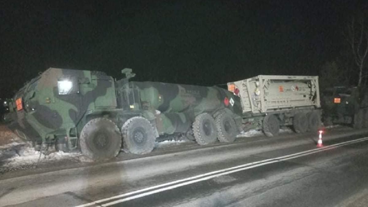 Amerykańscy żołnierze ugrzęźli w błocie na polskiej wsi