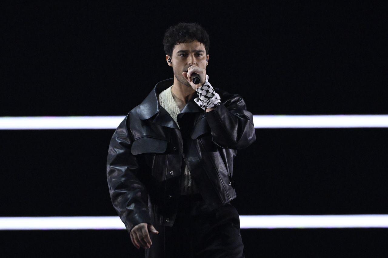 Eric Saade performed the song "Popular" during the opening act of the first semi-final of this year's Eurovision. The Arab scarf on his wrist was impossible to miss.