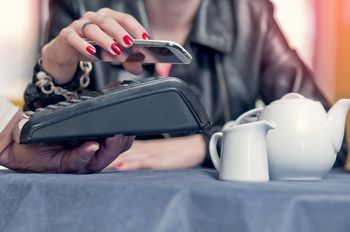 Polki wyproszone z włoskiej restauracji. Pracownica wyjaśniła powód