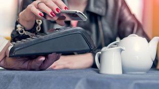 Polki wyproszone z włoskiej restauracji. Pracownica wyjaśniła powód