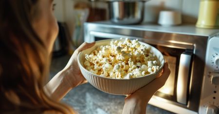 Popcorn zrobisz w mikrofalówce. Nawet jeśli kupiłeś ziarna kukurydzy luzem
