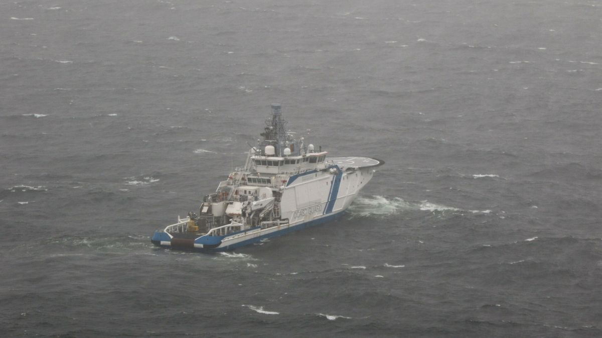  Statek patrolowy  fińskiej straży . na morzu w pobliżu miejsca, w którym znajduje się uszkodzony gazociąg Balticconnector 