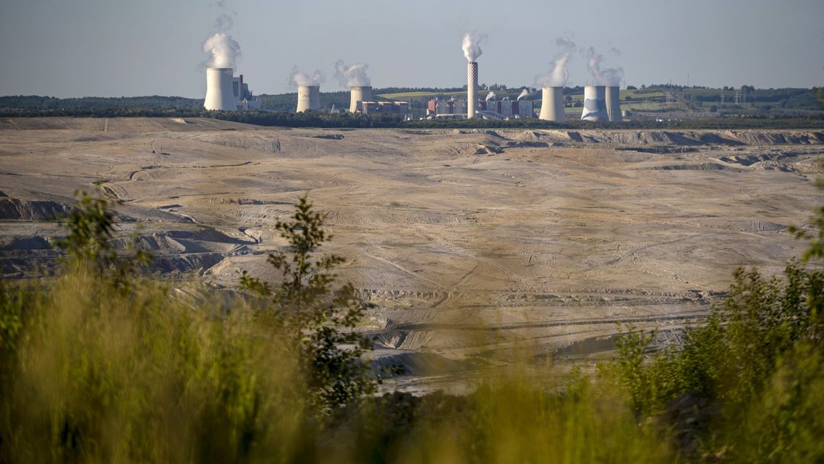EU Court fines Poland over closure of Turow lignite mine  epa09478094 (FILE) A view of Turow cooling towers of the coal fired power station near the Turow lignite mine, operated by PGE company, in Bogatynia, Poland, 14 June 2021 (reissued 20 September 2021). European Court of Justice announced on 20 September 2021 that Poland has to pay European Commission 500.000 euros daily fine for not closing down the Turow Lignite Mine. European Union's top court ordered Poland to immediately stop extracting brown coal at the Turow mine near the Czech border on 21 May 2021. Poland and Czech Republic didn't reach an agreement on the mine since May 2021. Czech government's lawsuit accuses Turow mine for the drop in the groundwater on Czech side of border.  EPA/MARTIN DIVISEK *** Local Caption *** 56968991 Dostawca: PAP/EPA.MARTIN DIVISEK