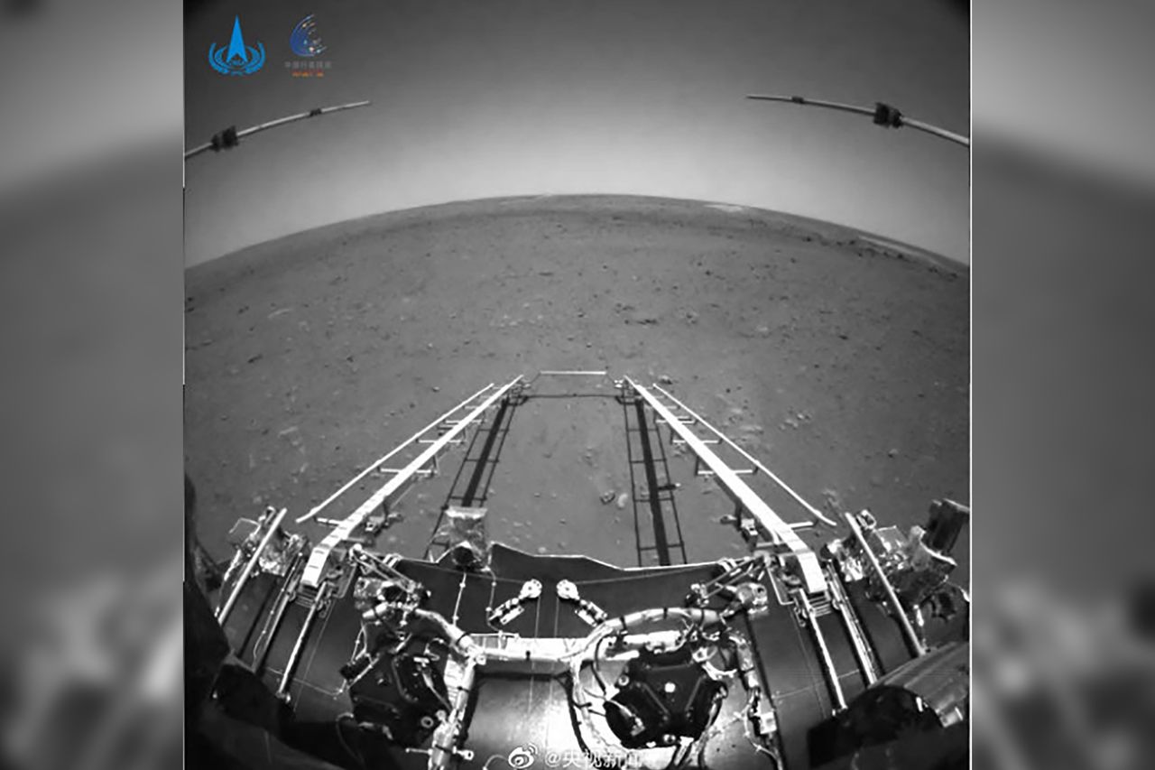 Zhurong w końcu pokazał pierwsze zdjęcie Marsa. Chinom się udało! - Pierwsze zdjęcie Marsa z łazika Zhurong przedstawia równinę Plantia Utopia.