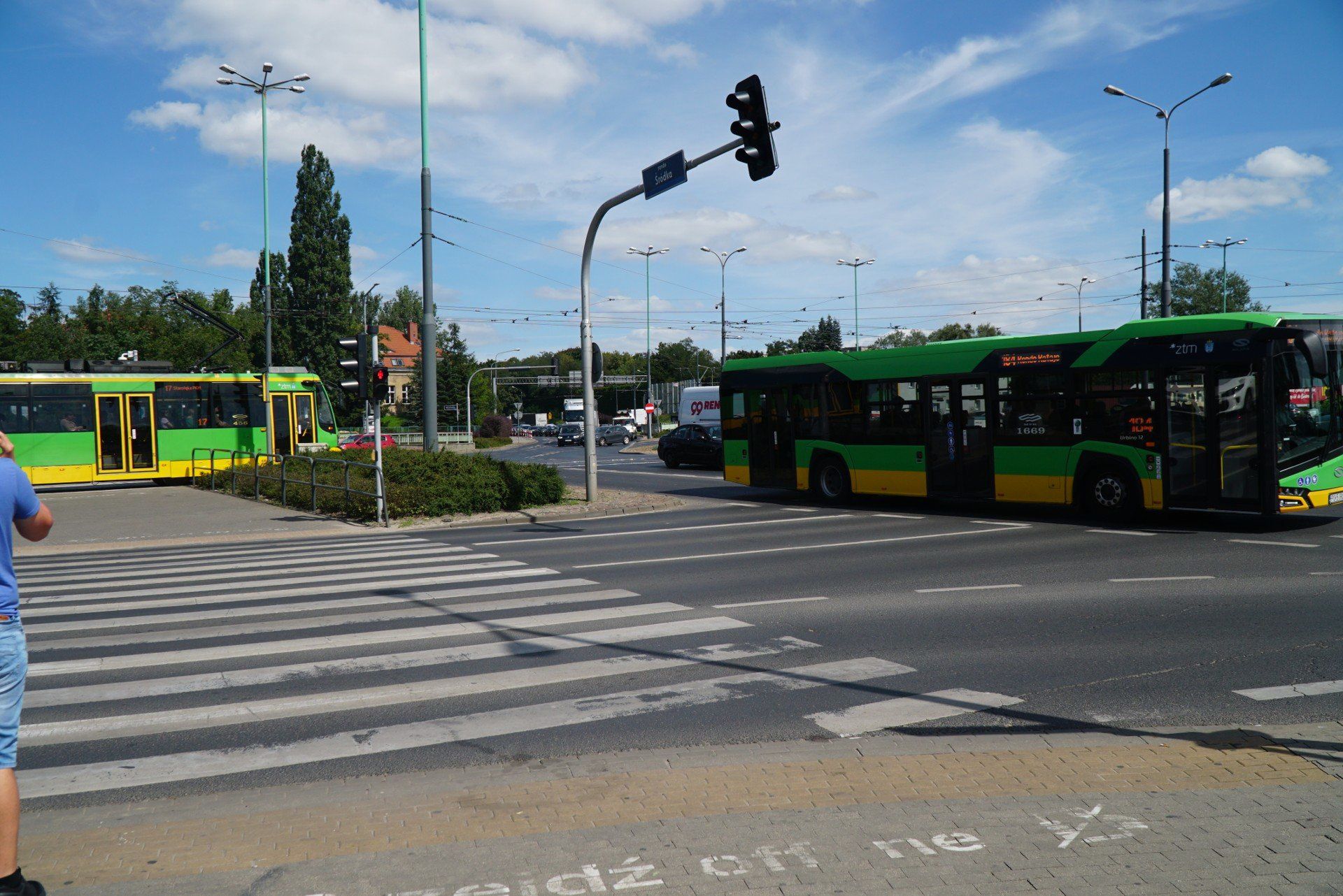 W jednej chwili kierowca musi prowadzić pojazd, uważać na inne samochody, tramwaje, pieszych, i rowerzystów.